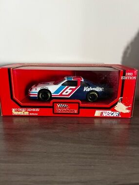 Vintage 1993 Valvoline #6 Mark Martin 1:24 Die-Cast NASCAR car